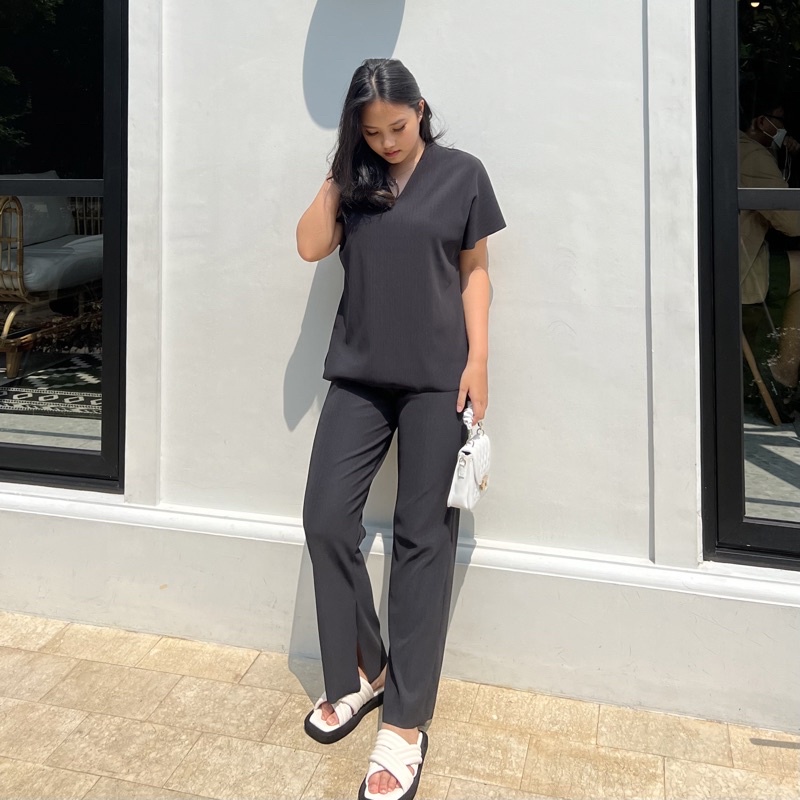ESSI Lewi Pleats Set (top and pants)-Black