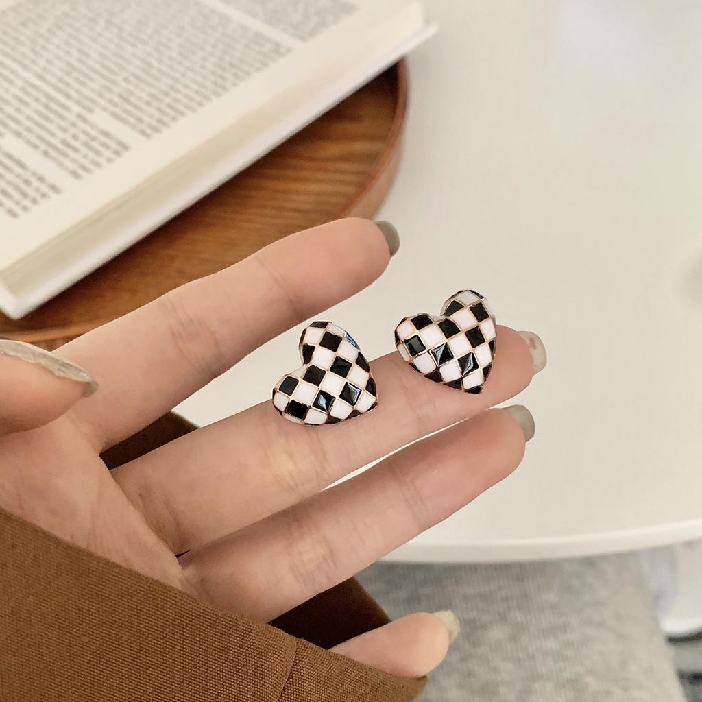 Anting Tusuk Retro Trendy Bentuk Hati Motif Kotak-Kotak Hitam Putih Untuk Wanita