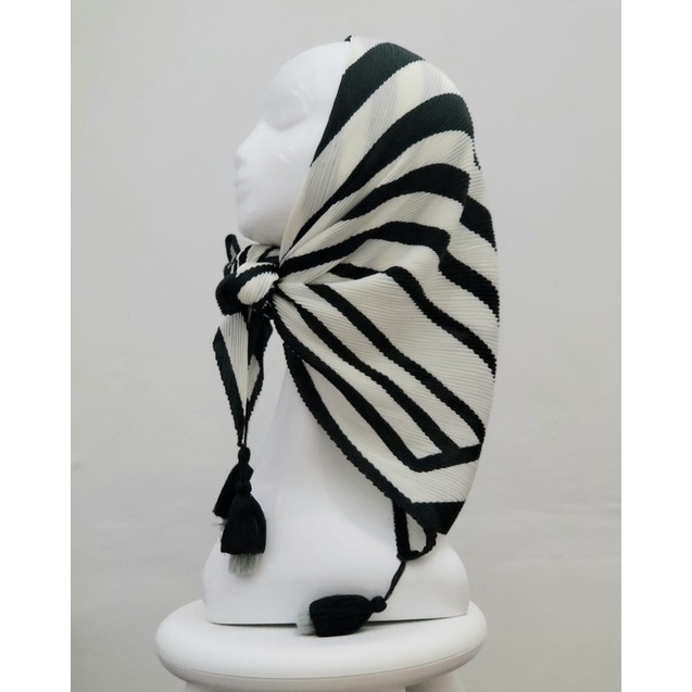 Hijab Segiempat Voal Plisket Motif/ Plisket Motif Pom-Pom