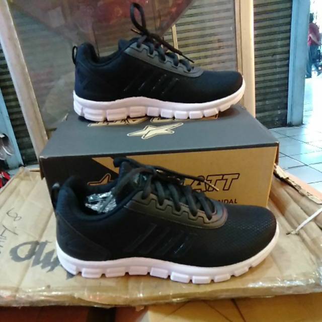 Sepatu pro ATT hitam putih bertali.