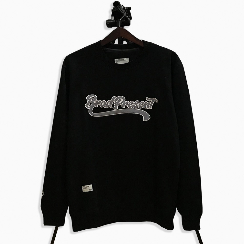 BRAD PRESENT ORIGINAL Sweater Crewneck cowok sweatshirt warna black with logo series art seri Gs405