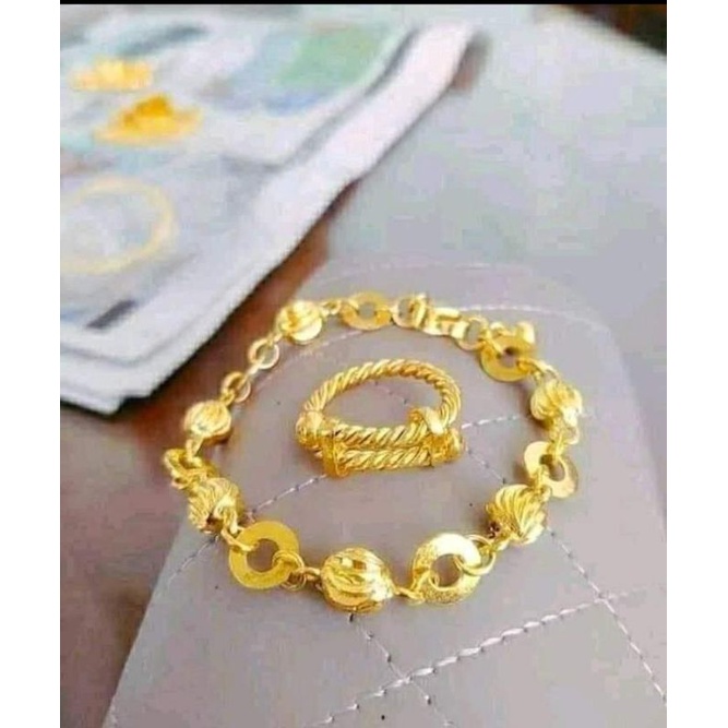 Replika emas gelang dan cincin, persis seperti aslinya