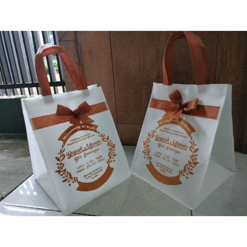 

tas souvenir berkat+sablon nama+pita Uk. Dus 25x25 cm