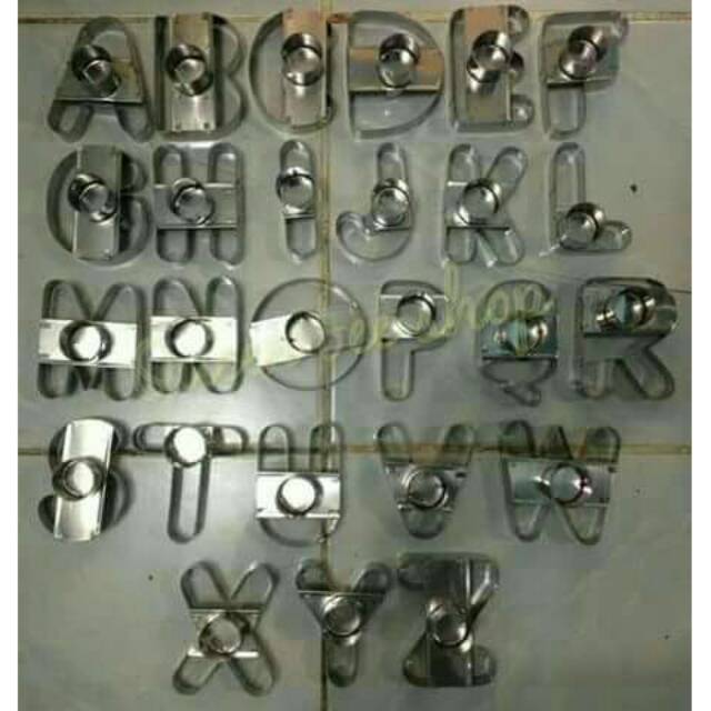 

Cutter donat huruf 8 cm ada pegangan