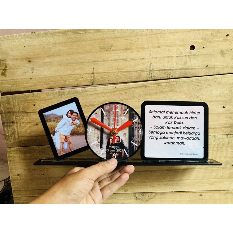 KADO PERNIKAHAN JAM DUDUK AKRILIK CUSTOM