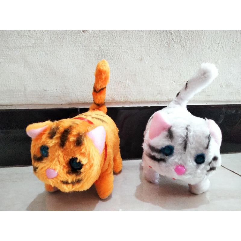 mainan kucing berjalan / boneka kucing bersuara