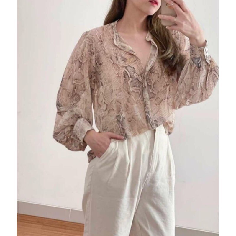 BLOUSE WANITA ATASAN CEWEK SHEER SNAKE WHBM BRANDED ORIGINAL MURAH BROKAT MOTIF SNAKE WHITE H*RSE
