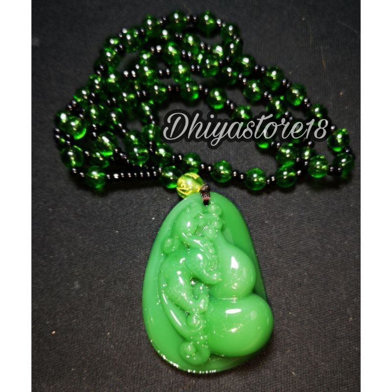 Batu Permata Liontin Giok Hoki Hijau Ukir Timbul Kristal