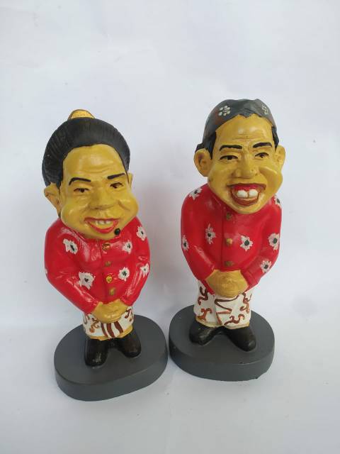 SEPASANG SOUVENIR PAJANGAN MINIATUR AMONG TAMU JAWA 17x8x6 cm BAHAN FIBERGLASS - DEKORASI RUMAH