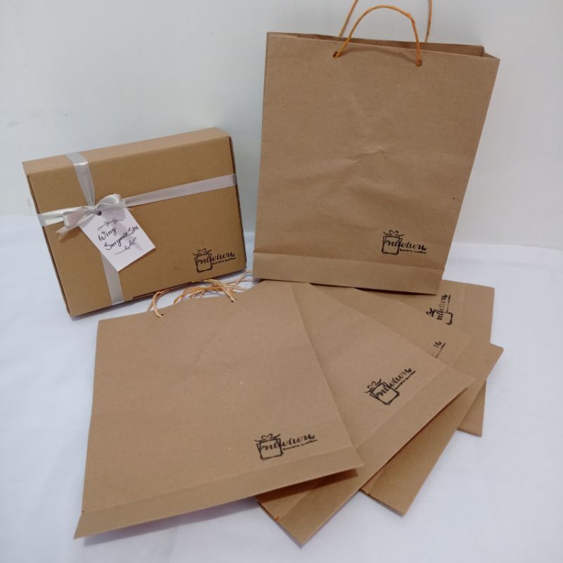 

paper bag 21x6x26cm (PxLxT) / kantong / packing hadiah kado