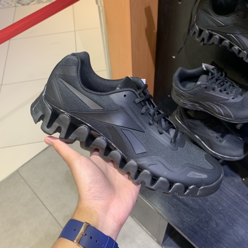 Reebok Zig Pulse 4 (A/M) BLAC, Black harga normal 1.400.000