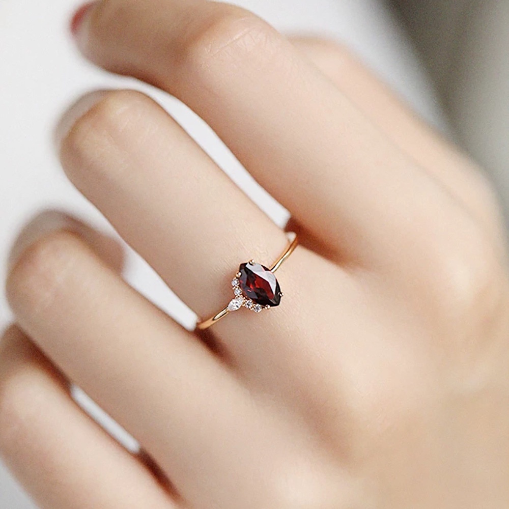 Cincin Wanita Bahan Titanium Steel Warna Emas Aksen Ruby Kristal Berlian Untuk Pernikahan