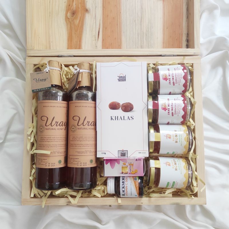 

Eid / Lebaran / Ramadhan Big Wooden Box Hampers with Blackmores Vit C / Parsel / Parcel