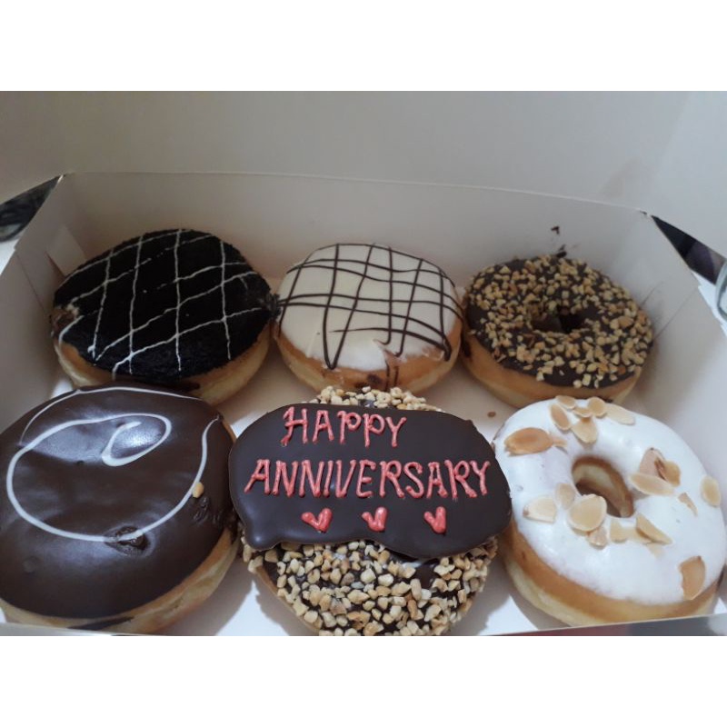 

DONAT BESAR topping enak 1box isi 6 donat besar