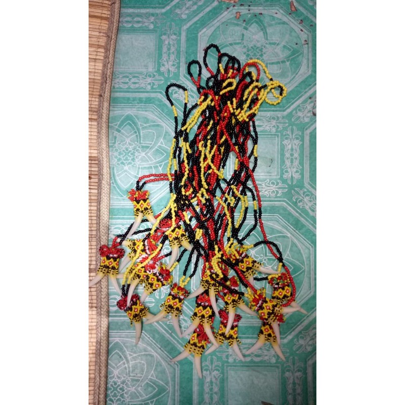 Kalung taring manik kalimantan