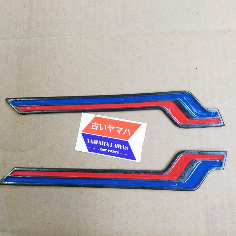 EMBLEM LOGO TANKI TENGKI TANGKI YAMAHA V80 PLATINA 1980 (1 Pasang / 2 Pcs ) Kanan Kiri V 80