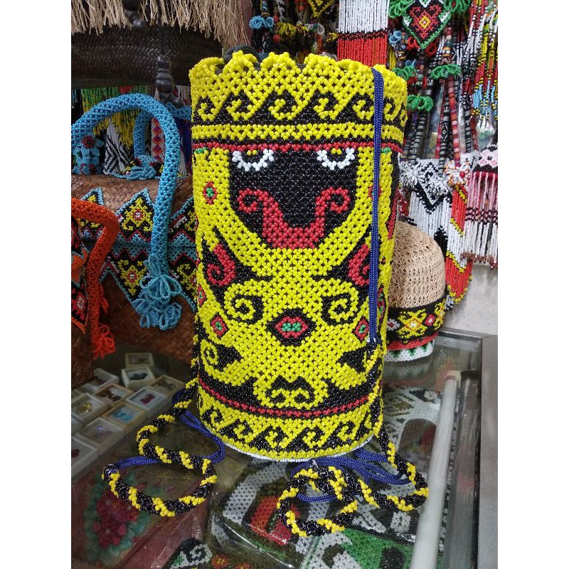 Tas anjat manik khas dayak