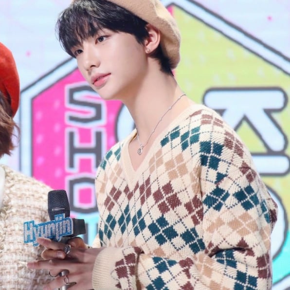 Hyunjin  sweater bts  korean idol outfit