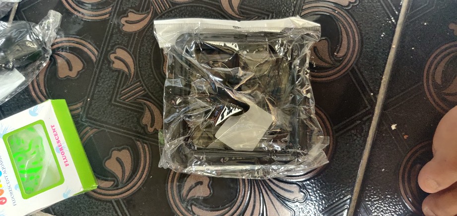 Tempat Makan Ikan Bentuk Kotak Dengan Suction Cup