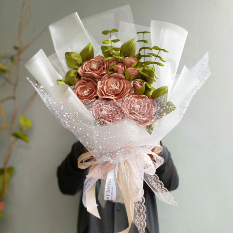 BUKET BUNGA 10 KAMELIA NUDE - Buket Bunga Palsu Pita Satin/ Buket Wisuda/ Buket Valentine/ Buket Kor