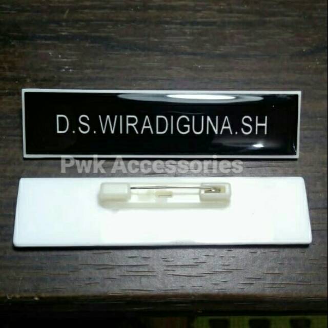 

Nama dada name tag lapis resin peniti