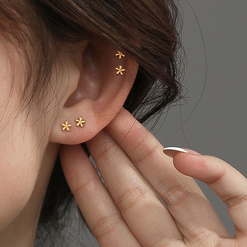 1 Pasang Anting Stud Desain Bunga Bahan S925 Silver Anti Alergi Untuk Wanita