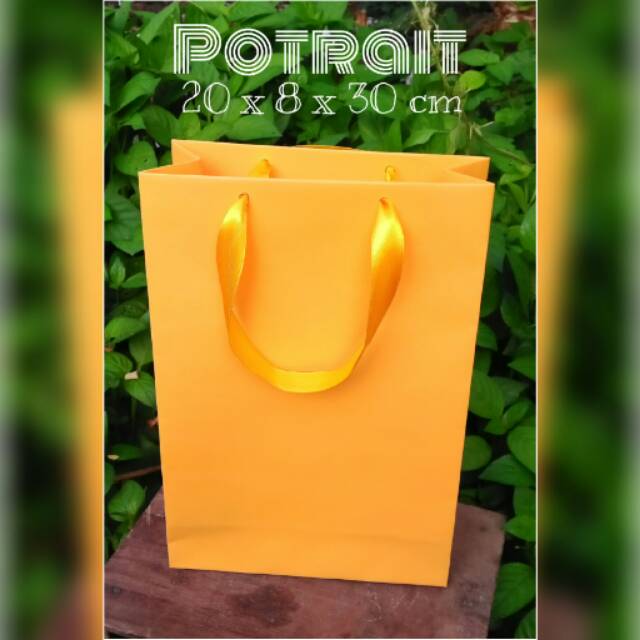 

Paper Bag Warna Potrait Ukuran 20cm x 9cm x 30cm Polos