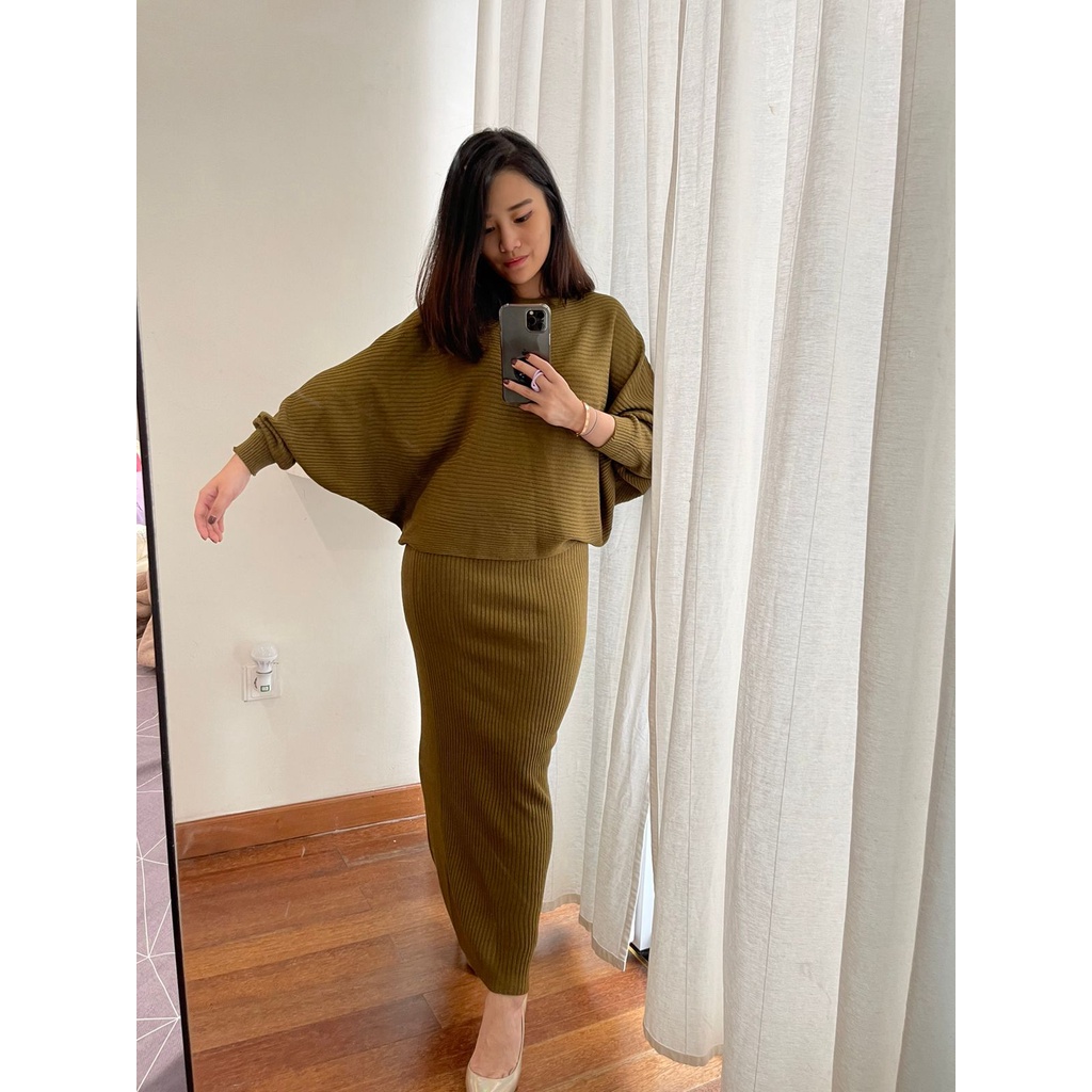 Vanesha Margaretta - Yuna set Batwing dan Rok Rajut