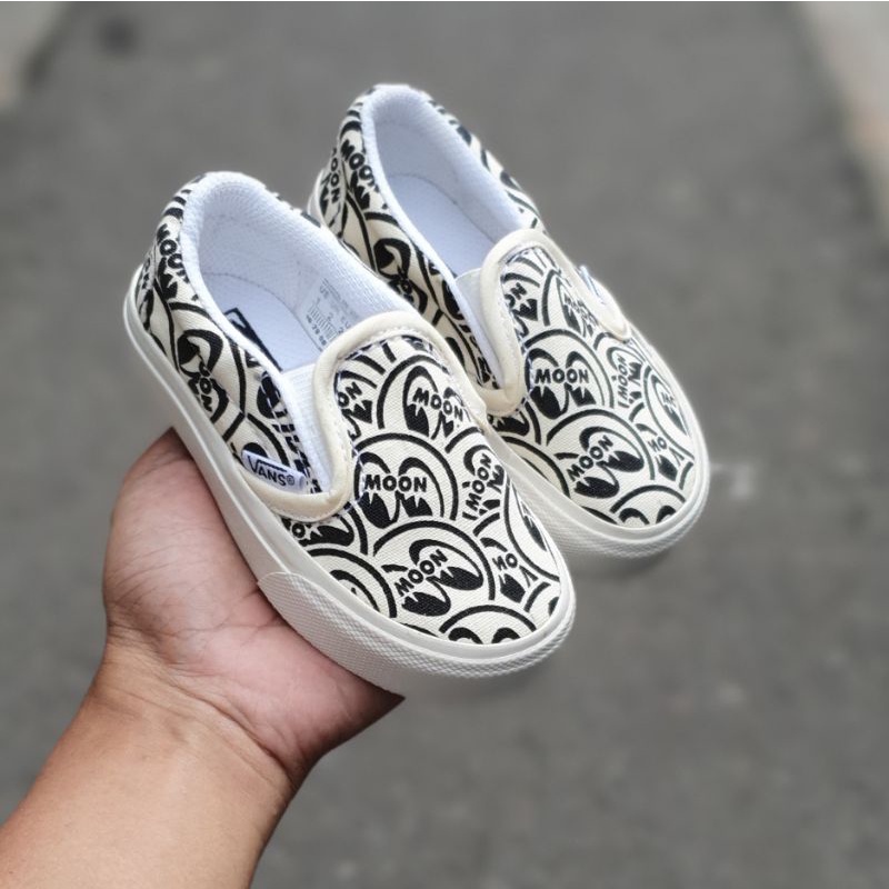 Sepatu anak slip on motif moon eyes krem og