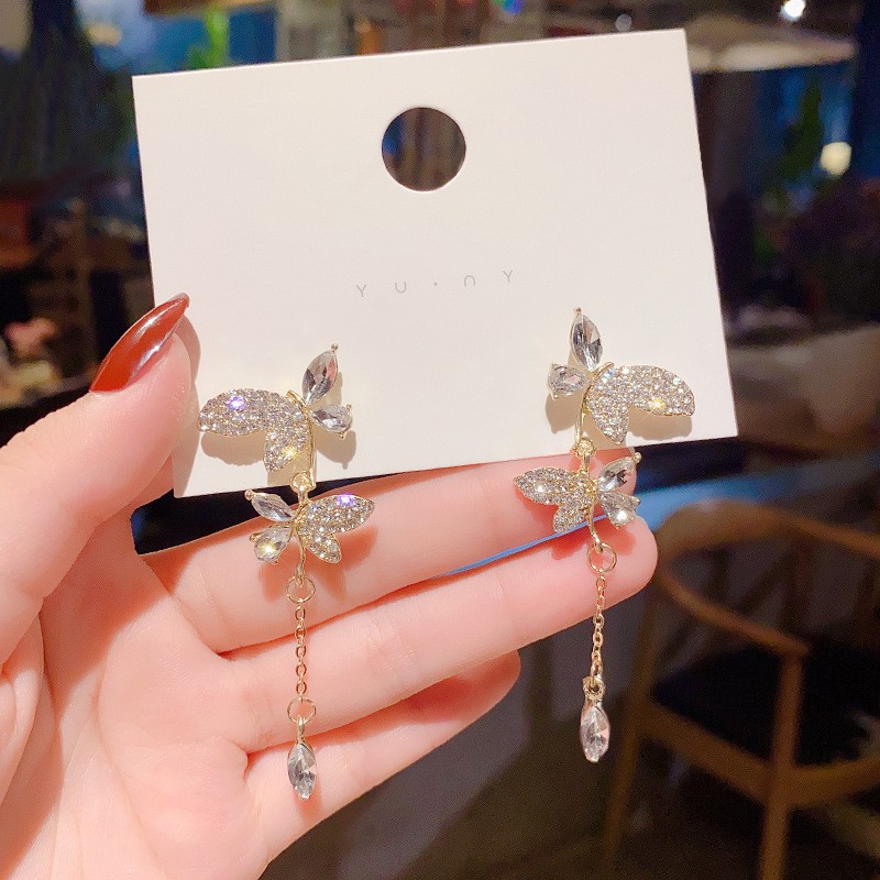 Anting Rumbai Panjang Desain Kupu-Kupu Aksen Kristal Berlian Gaya Korea