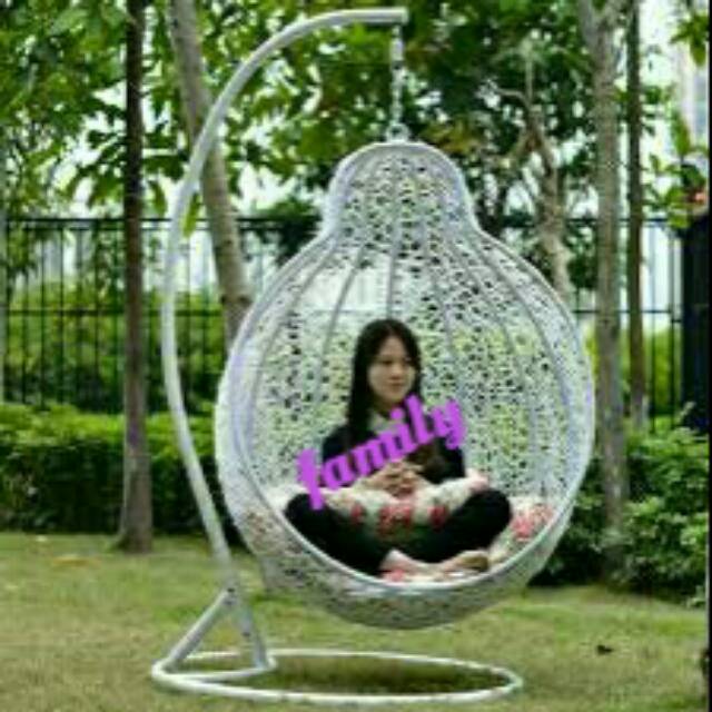 Ayunan gantung sintetis rotan model jambu.
