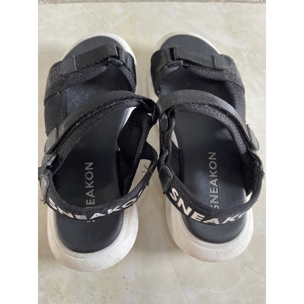Sneakon sepatu sandal hitam