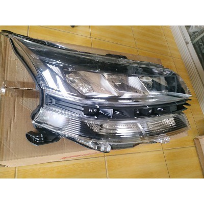 Head lamp Toyota Avanza tahun 2020 sebelah kanan