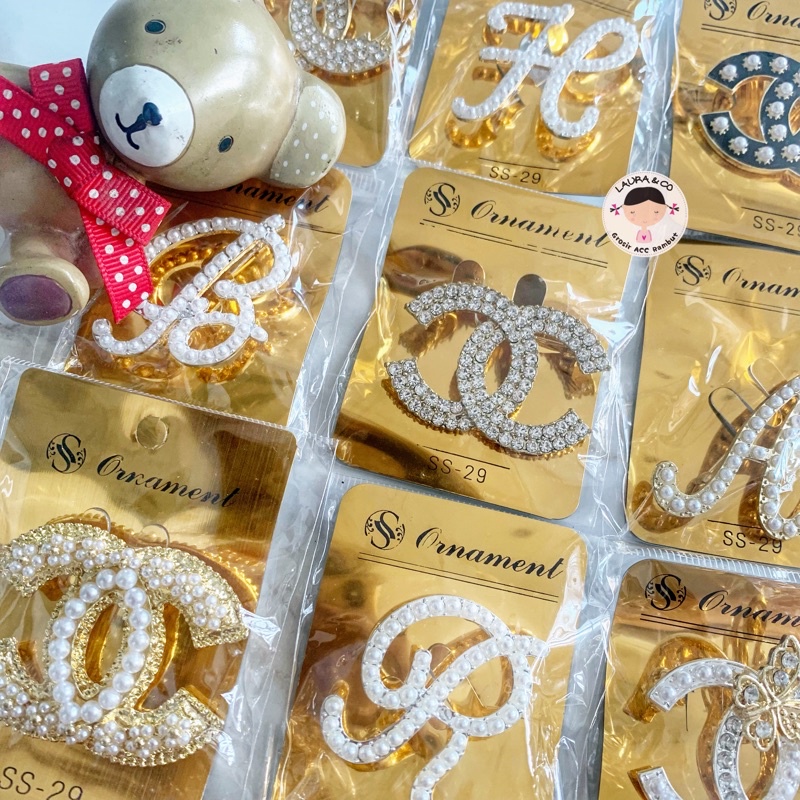 ECER PIN BROS HIJAB JILBAB FASHION HURUF ABJAD BESAR MATA 1PC CHANEL MUTIARA KUPU BUNGA
