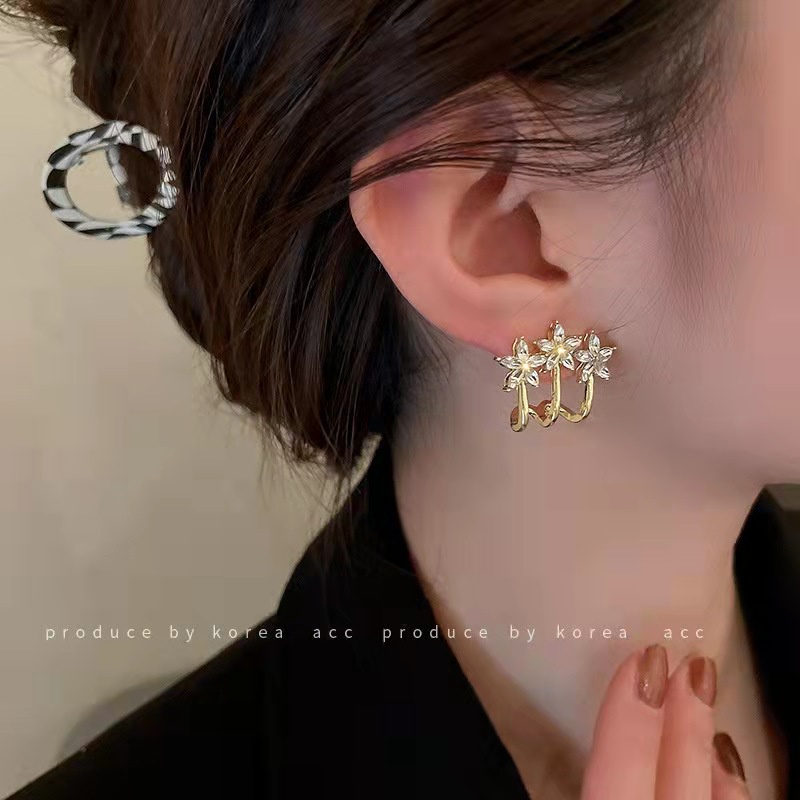 Anting Bentuk Bunga Bahan Logam Warna Emas Aksen Berlian Imitasi Gaya Vintage Untuk Wanita