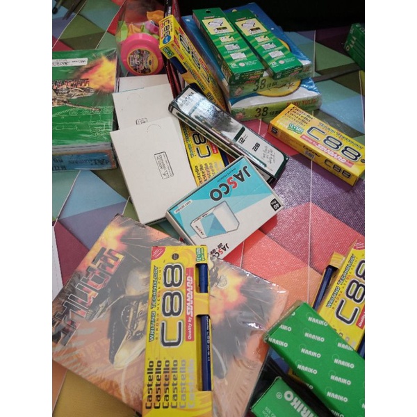

ALAT TULIS (Mistar, Penghapus, Pena, Pensil, buku dll).