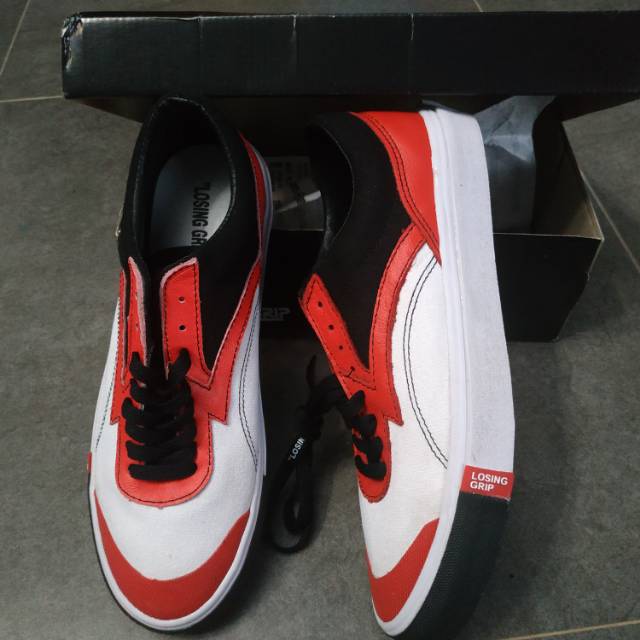 Sepatu losing grip low red black