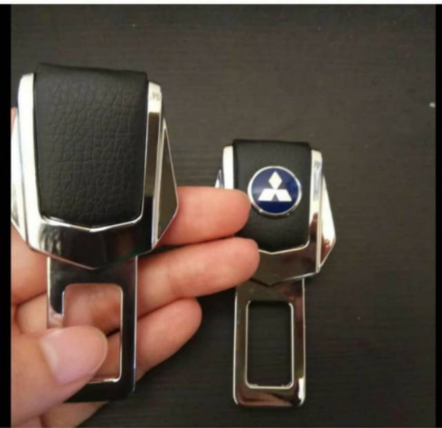 Colokan saetbelt/ safety belt logo kulit mobil universal