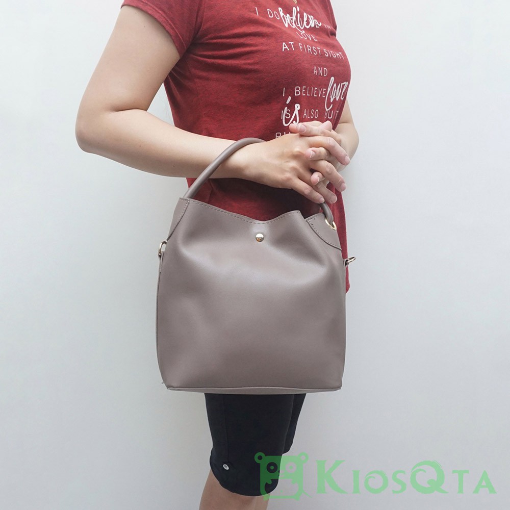 tas selempang wanita free pouch cantik warna abu abu tua
