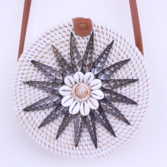 Tas Rotan Bali Motif Putih Kerang
