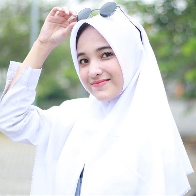 AV - JILBAB HITAM PUTIH SEKOLAH / KERJA HIJAB SEGI EMPAT POLI COTTON 110X110