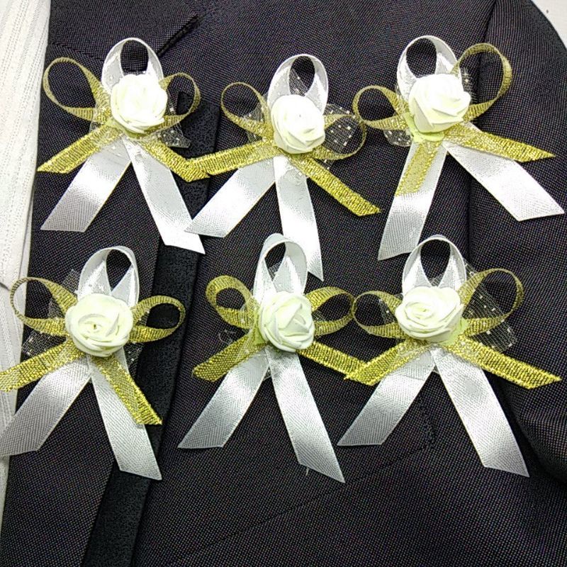 Korsase bunga jas tanda panitia keluarga nuansa putih gold
