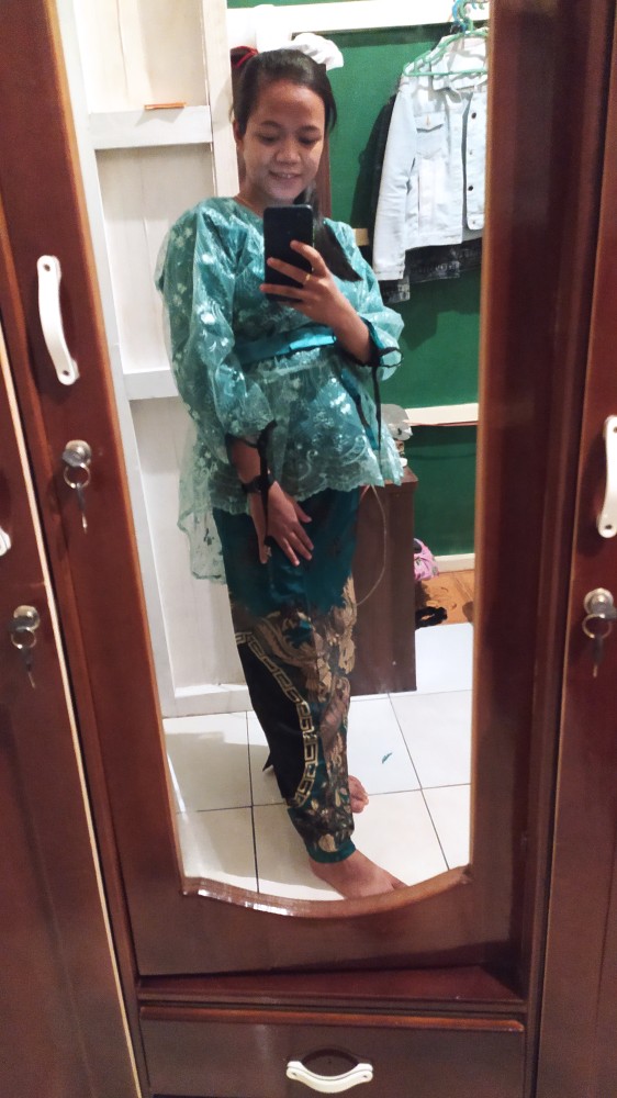 Batik Couple Kebaya Tunangan Set Pinguin Filya Merah Dan Hijau Modern Terbaru