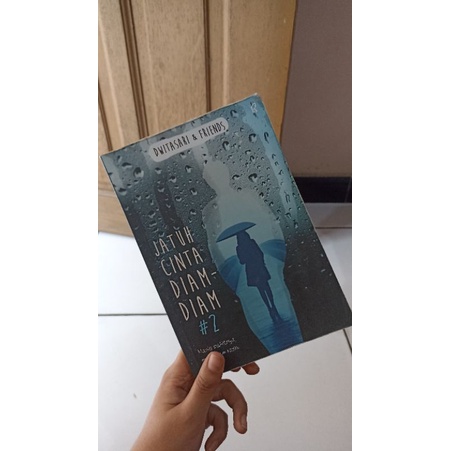 Jatuh Cinta Diam Diam - Dwitasari (preloved)