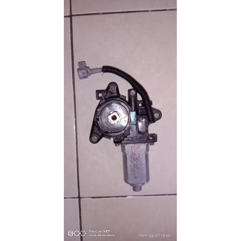 

MOTOR DINAMO POWER WINDOW SUZUKI GRAND ESCUDO PINTU KIRI DEPAN ORIGINAL DENSO