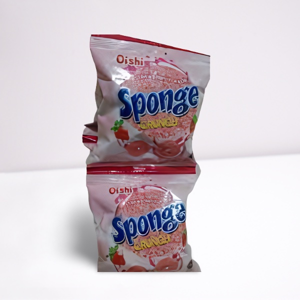 Oishi Sponge Strawberry (1 Renceng 10 Pcs) Cemilan murah dan enak