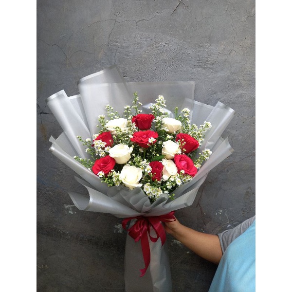 hand bouquet mawar putih merah