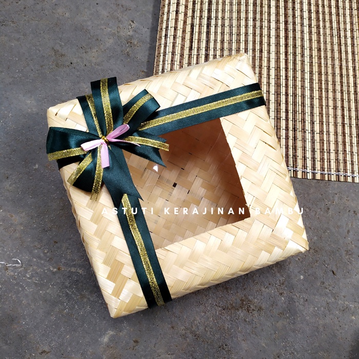 

Besek Mika Pita Blicing 18 x 18 x 8 cm/Besek Hias Mika Pita/Besek Blicing/Besek Gudeg/Besek Bakpia/Besek Makanan/Besek Gethuk
