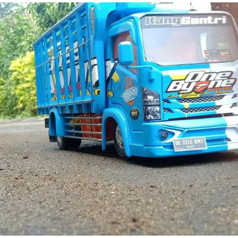 miniatur truk oleng canter