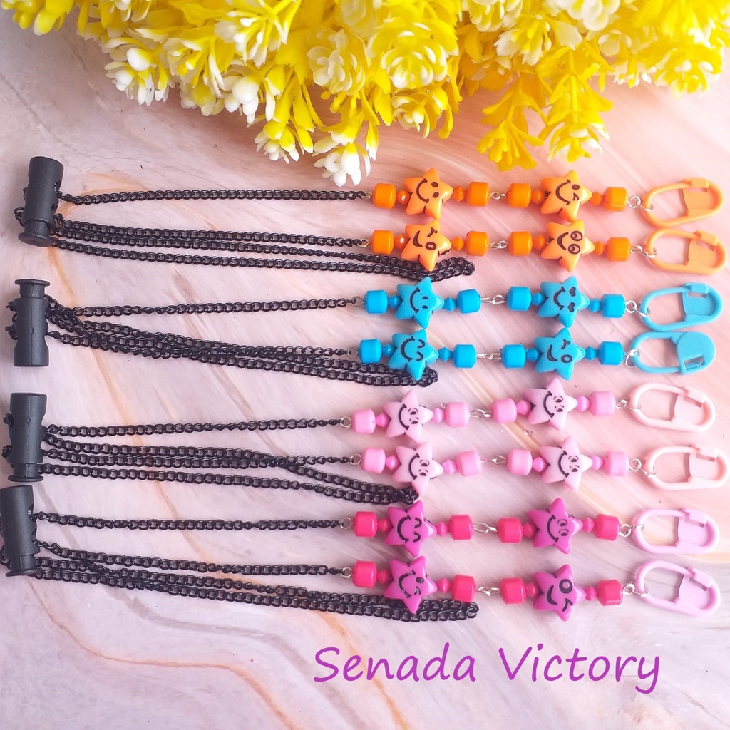 Senada Victory Kalung Masker 2 in 1 Adjustable Unik Emote lucu Strap Mask Konektor Hijab SKM08